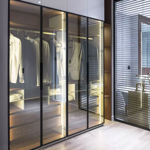 glass-wardrobes-refection-glass